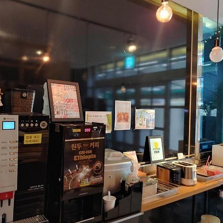 Sky Hotel Changwon Bagian luar foto