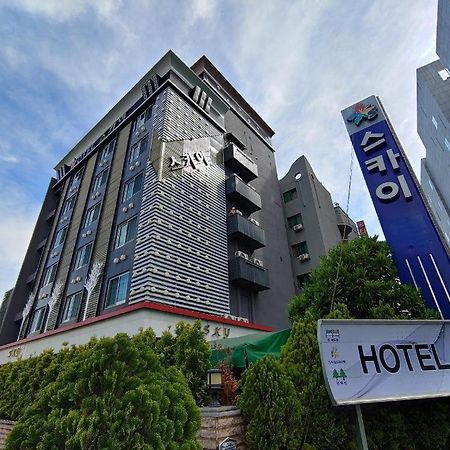 Sky Hotel Changwon Bagian luar foto