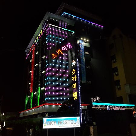 Sky Hotel Changwon Bagian luar foto