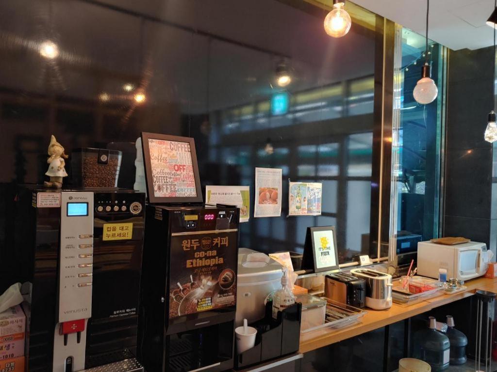 Sky Hotel Changwon Bagian luar foto