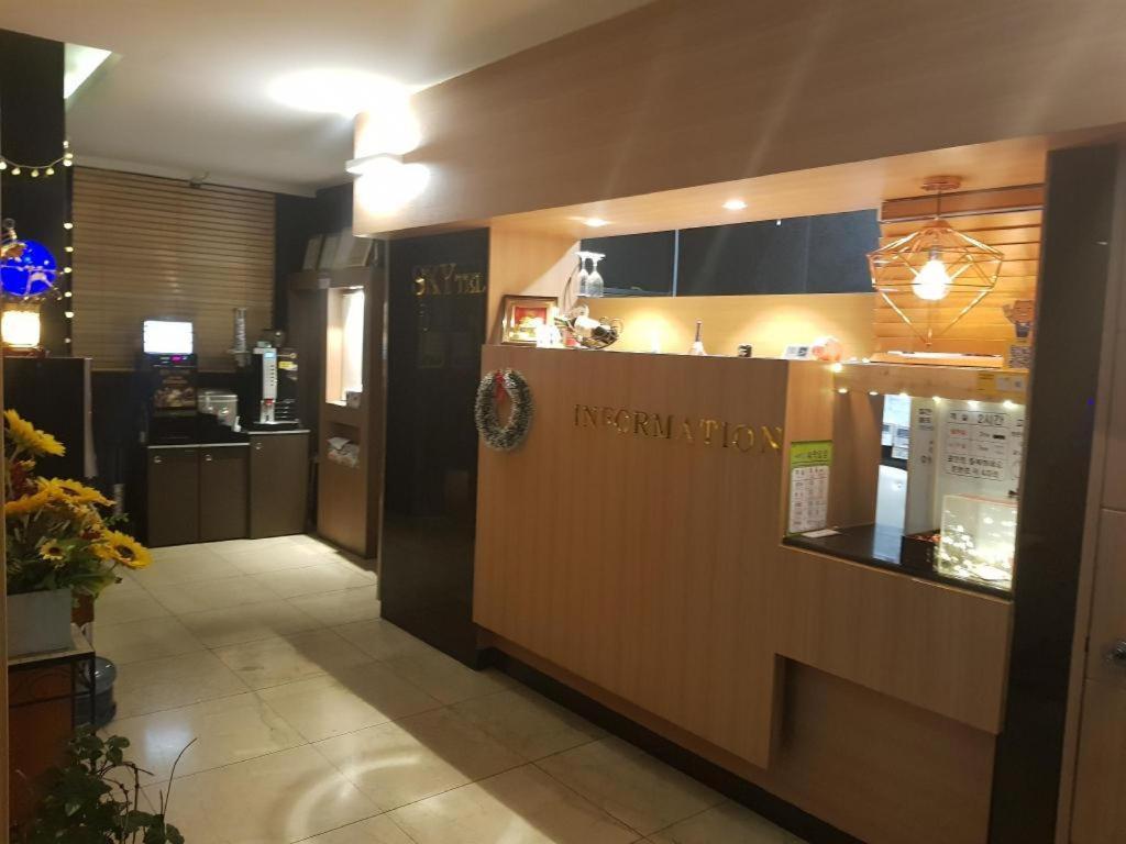 Sky Hotel Changwon Bagian luar foto