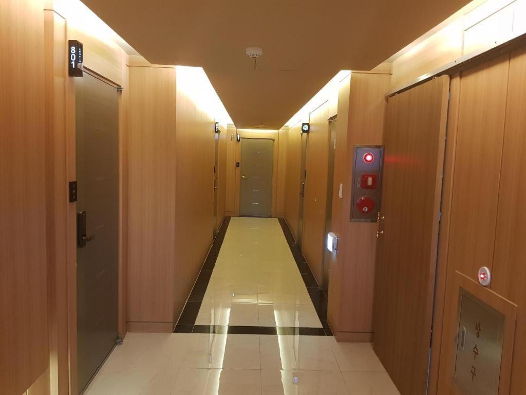 Sky Hotel Changwon Bagian luar foto