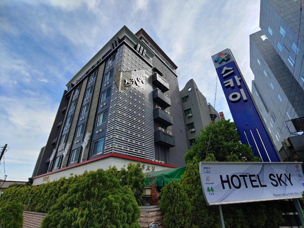 Sky Hotel Changwon Bagian luar foto