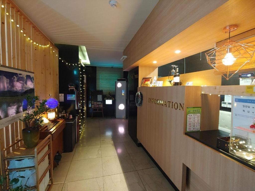 Sky Hotel Changwon Bagian luar foto