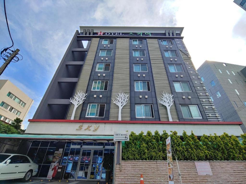 Sky Hotel Changwon Bagian luar foto