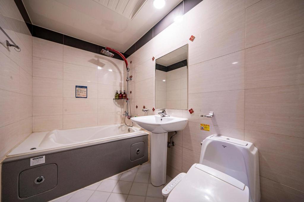 Sky Hotel Changwon Bagian luar foto