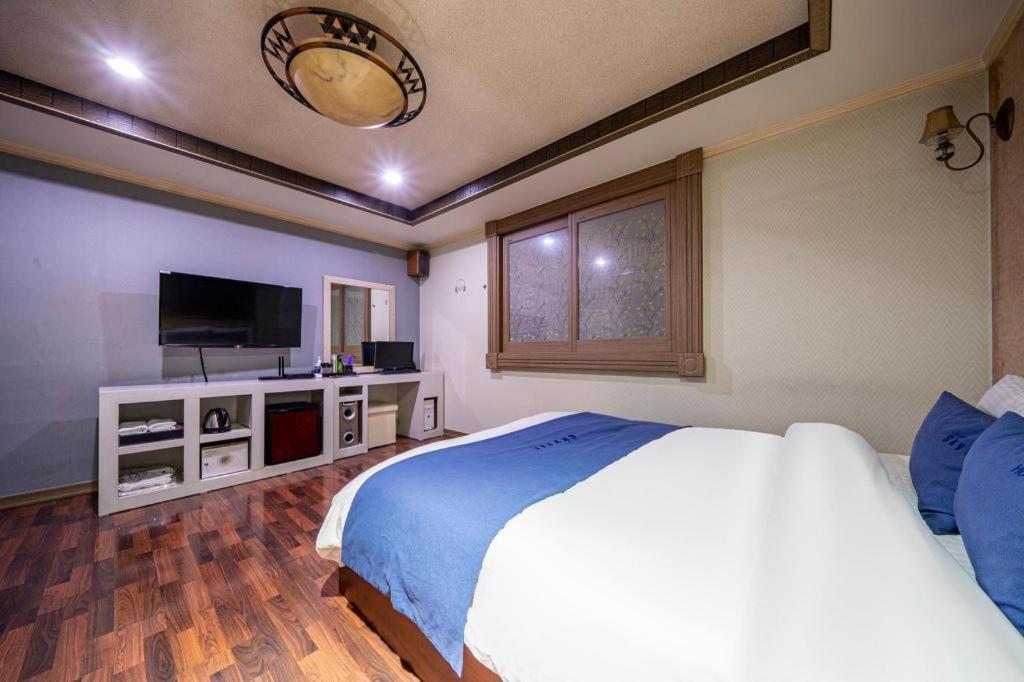 Sky Hotel Changwon Bagian luar foto