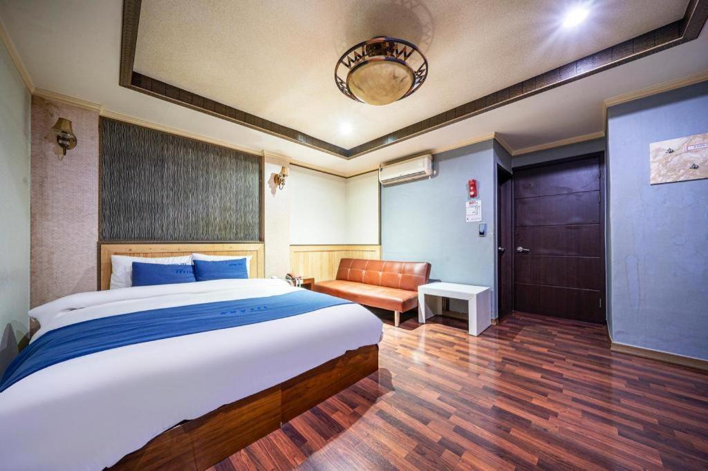 Sky Hotel Changwon Bagian luar foto