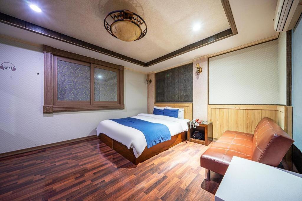 Sky Hotel Changwon Bagian luar foto