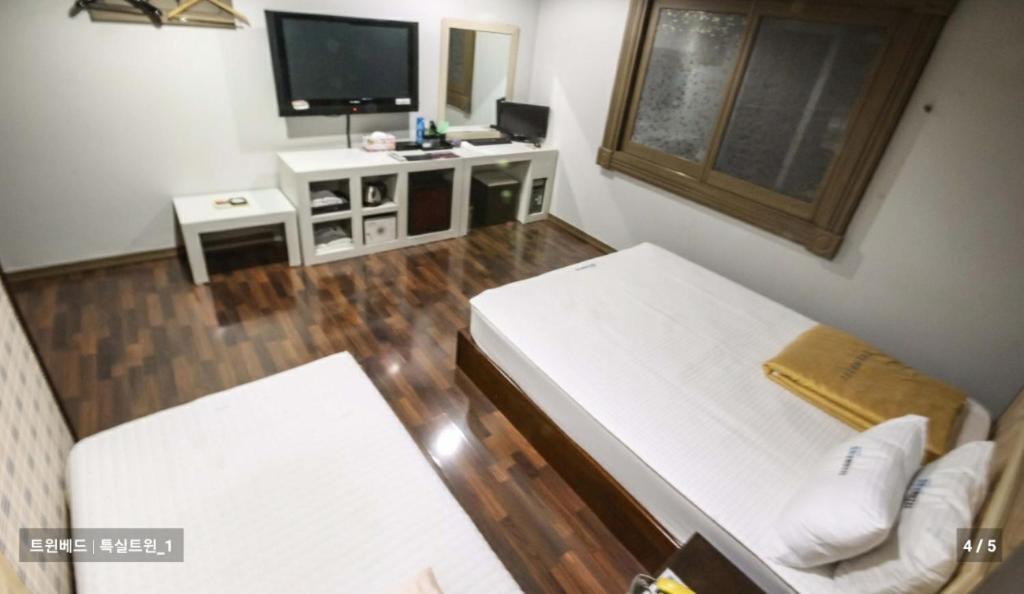 Sky Hotel Changwon Bagian luar foto