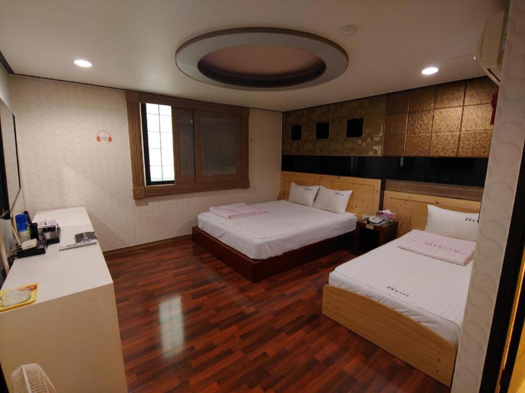 Sky Hotel Changwon Bagian luar foto