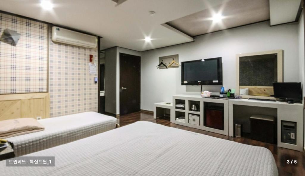 Sky Hotel Changwon Bagian luar foto