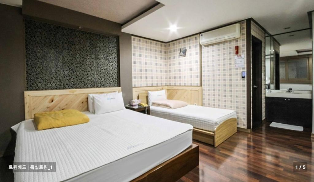 Sky Hotel Changwon Bagian luar foto