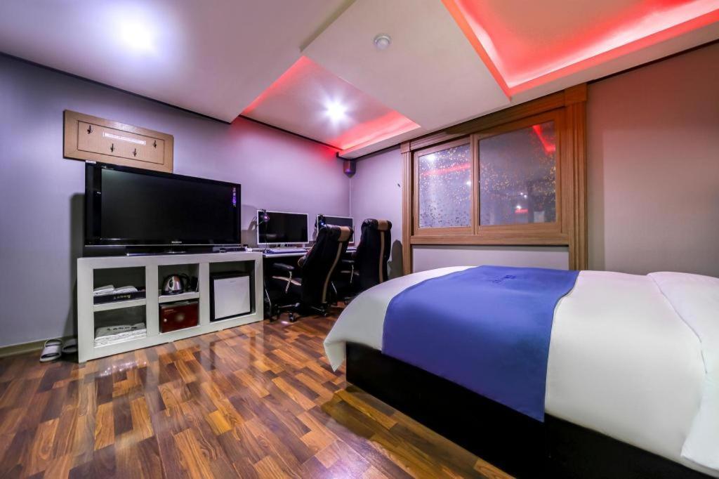 Sky Hotel Changwon Bagian luar foto