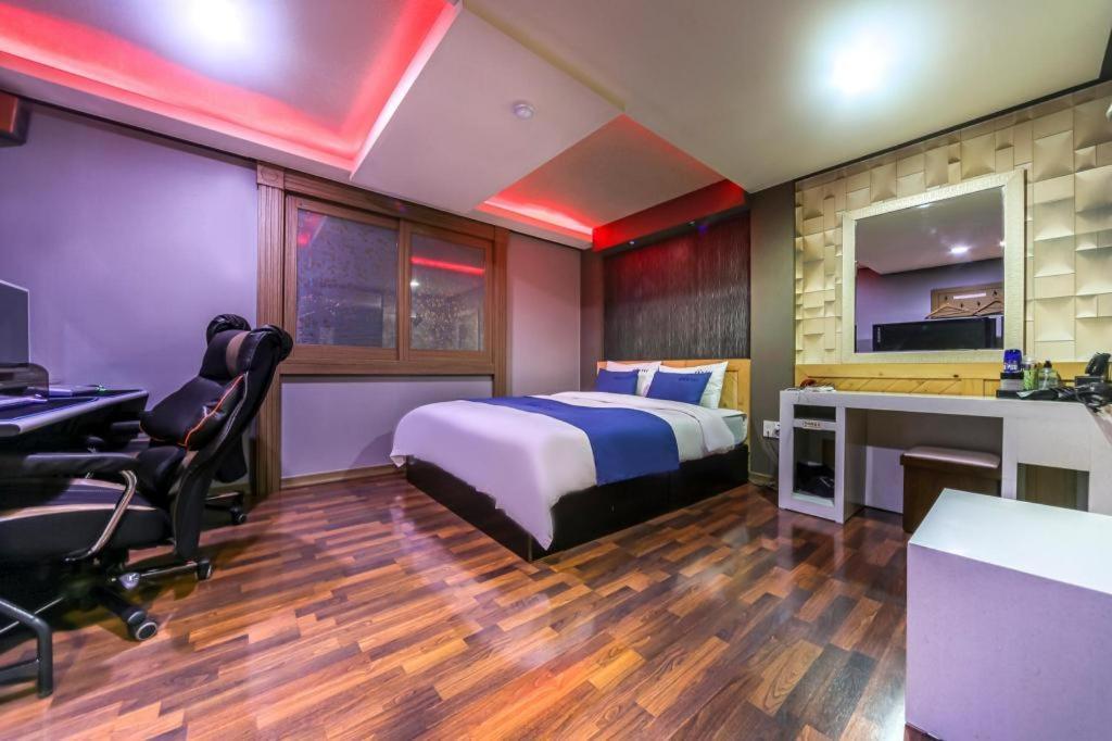 Sky Hotel Changwon Bagian luar foto