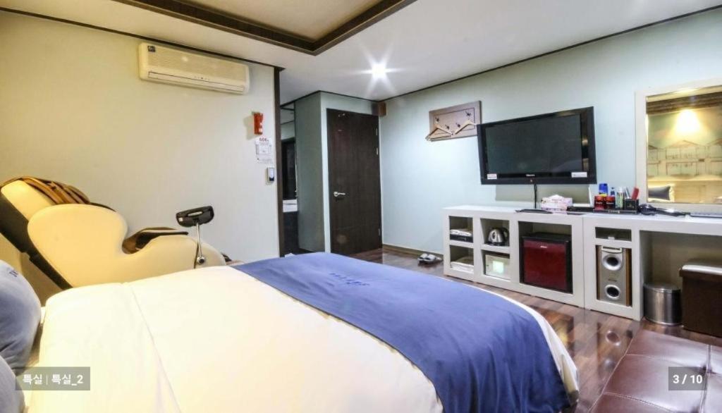 Sky Hotel Changwon Bagian luar foto