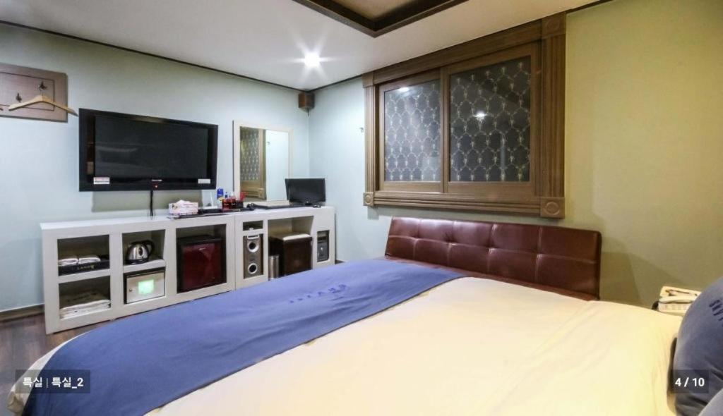 Sky Hotel Changwon Bagian luar foto