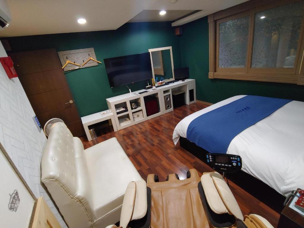 Sky Hotel Changwon Bagian luar foto