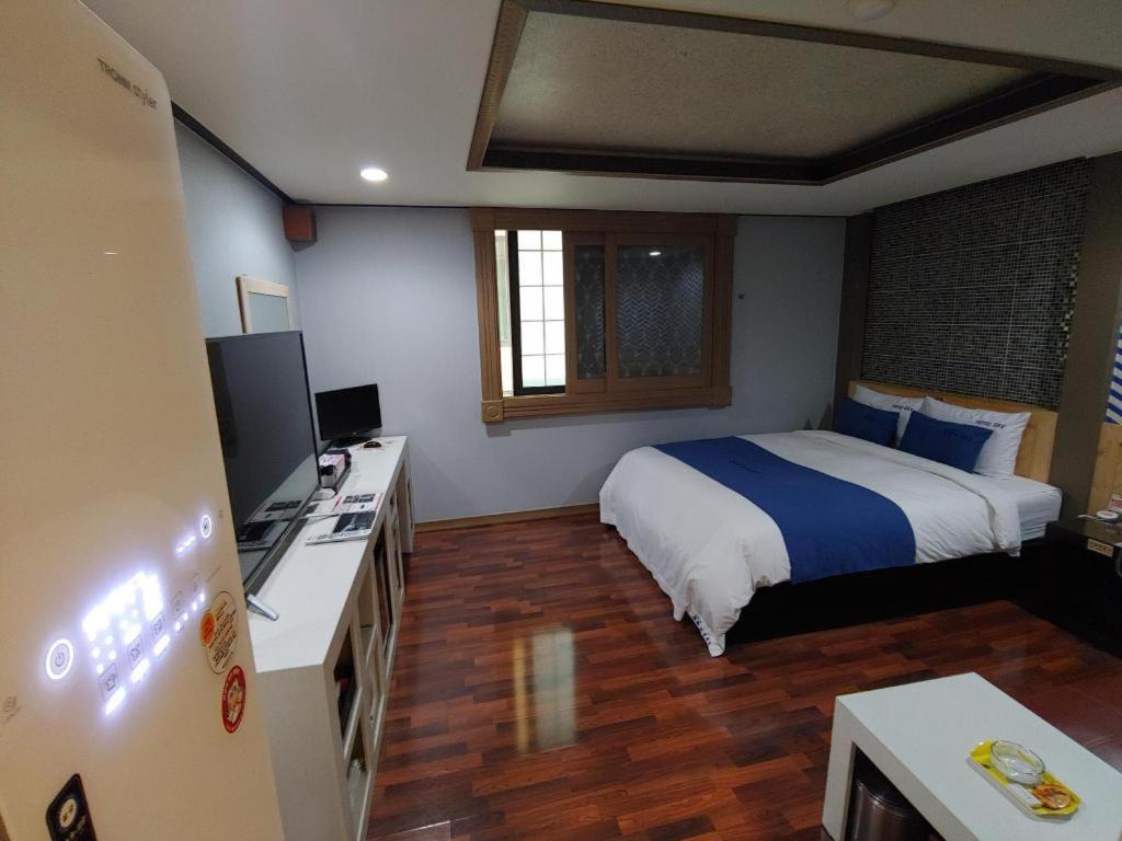 Sky Hotel Changwon Bagian luar foto