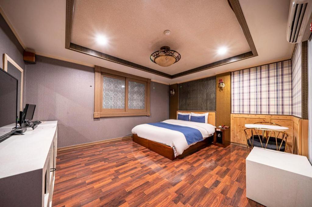 Sky Hotel Changwon Bagian luar foto
