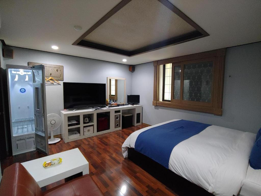 Sky Hotel Changwon Bagian luar foto