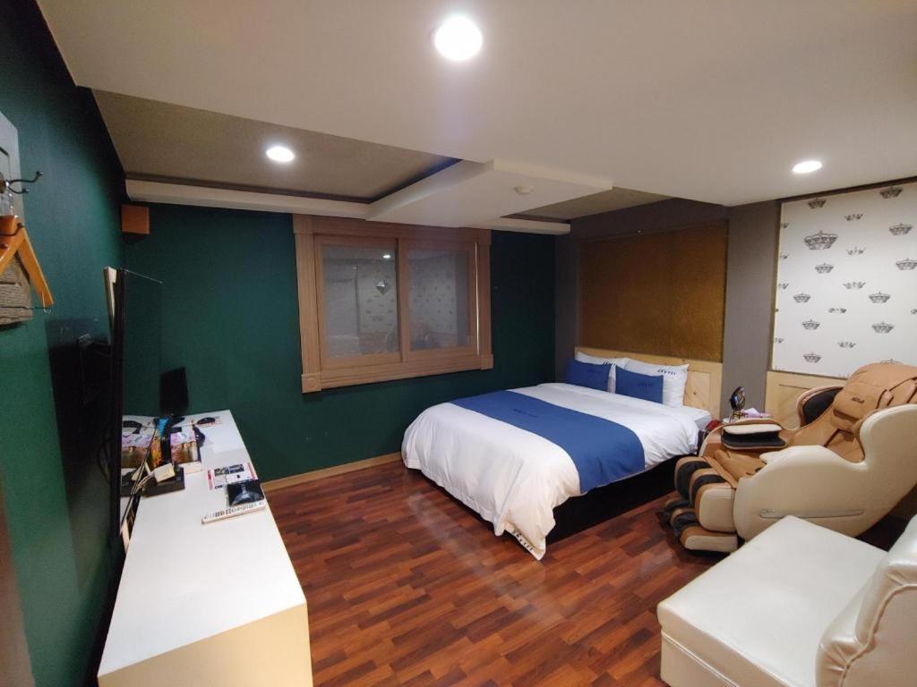 Sky Hotel Changwon Bagian luar foto