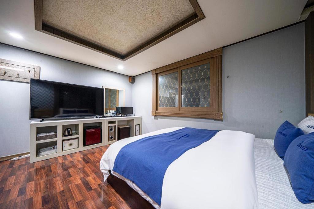 Sky Hotel Changwon Bagian luar foto