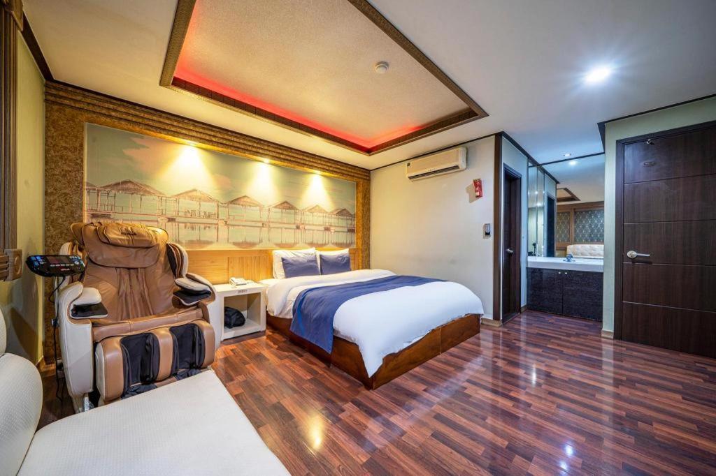 Sky Hotel Changwon Bagian luar foto