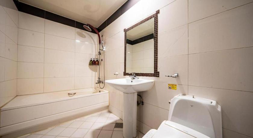 Sky Hotel Changwon Bagian luar foto