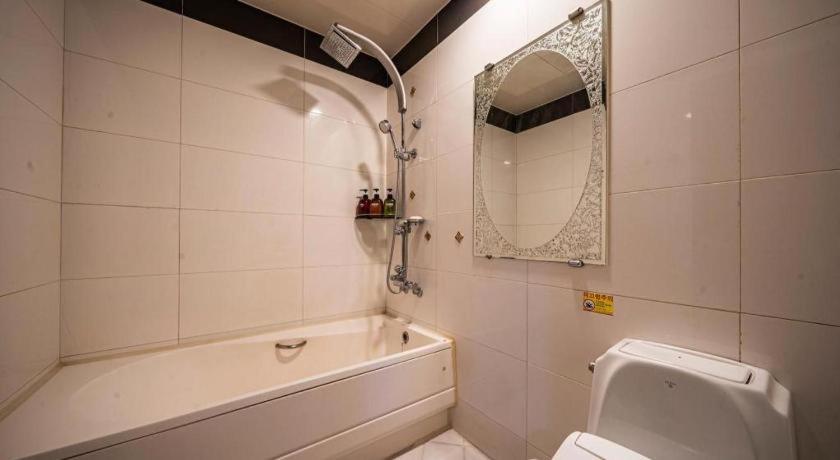 Sky Hotel Changwon Bagian luar foto
