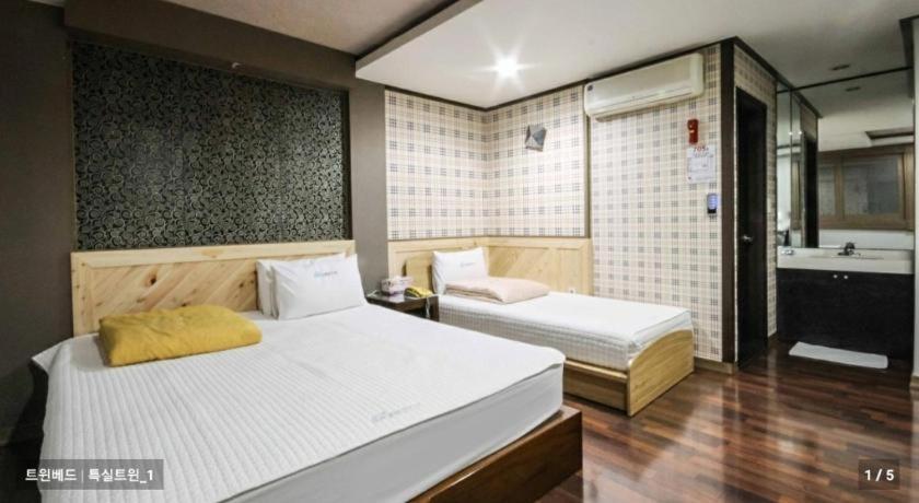 Sky Hotel Changwon Bagian luar foto
