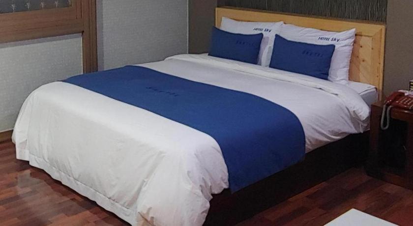 Sky Hotel Changwon Bagian luar foto