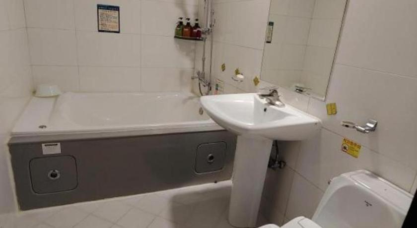 Sky Hotel Changwon Bagian luar foto