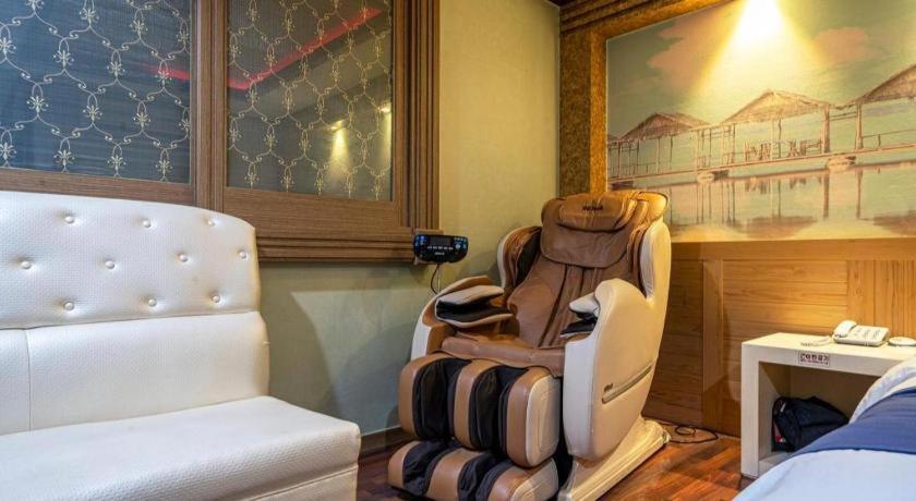 Sky Hotel Changwon Bagian luar foto