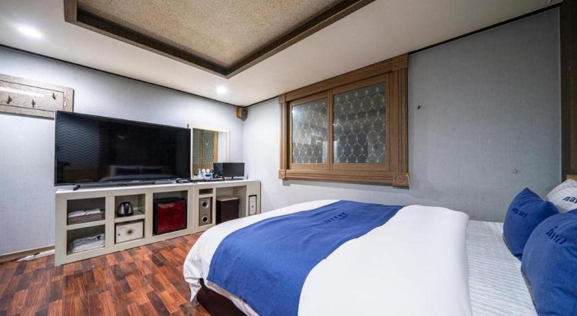 Sky Hotel Changwon Bagian luar foto
