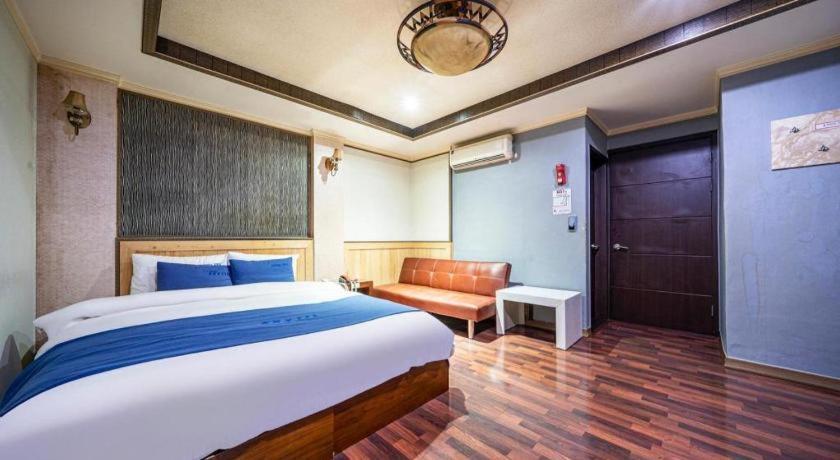 Sky Hotel Changwon Bagian luar foto