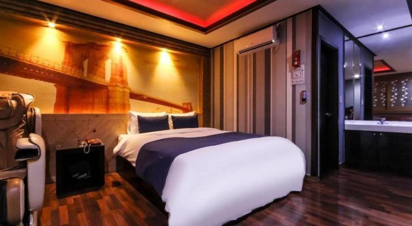 Sky Hotel Changwon Bagian luar foto