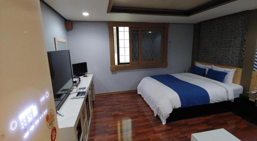 Sky Hotel Changwon Bagian luar foto