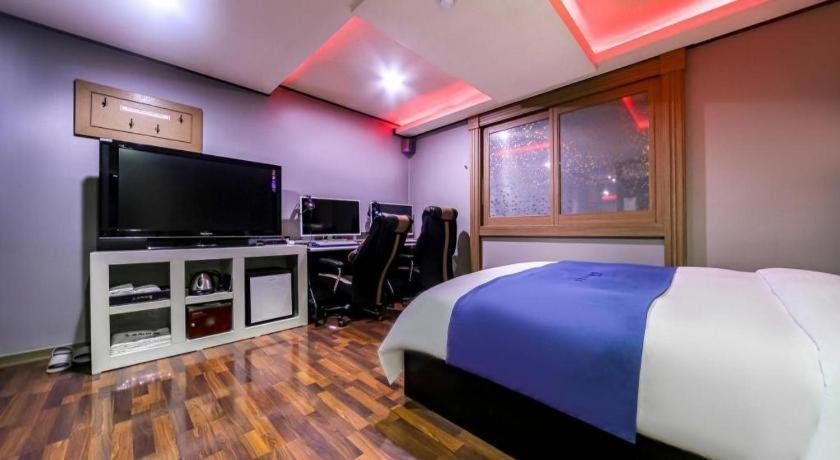 Sky Hotel Changwon Bagian luar foto