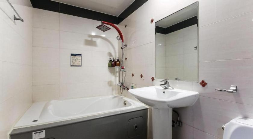 Sky Hotel Changwon Bagian luar foto