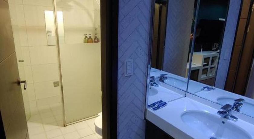 Sky Hotel Changwon Bagian luar foto