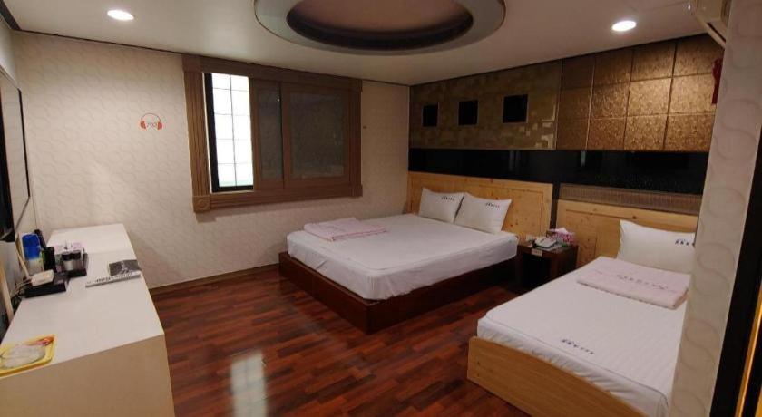Sky Hotel Changwon Bagian luar foto