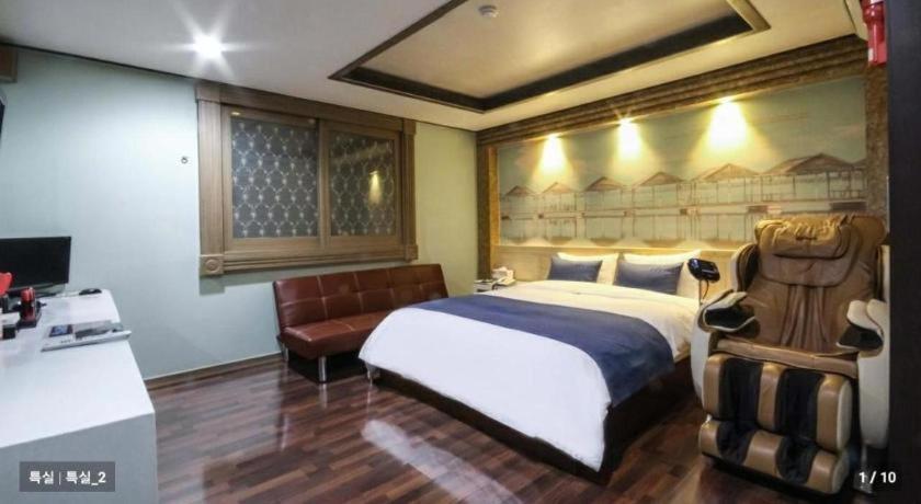 Sky Hotel Changwon Bagian luar foto