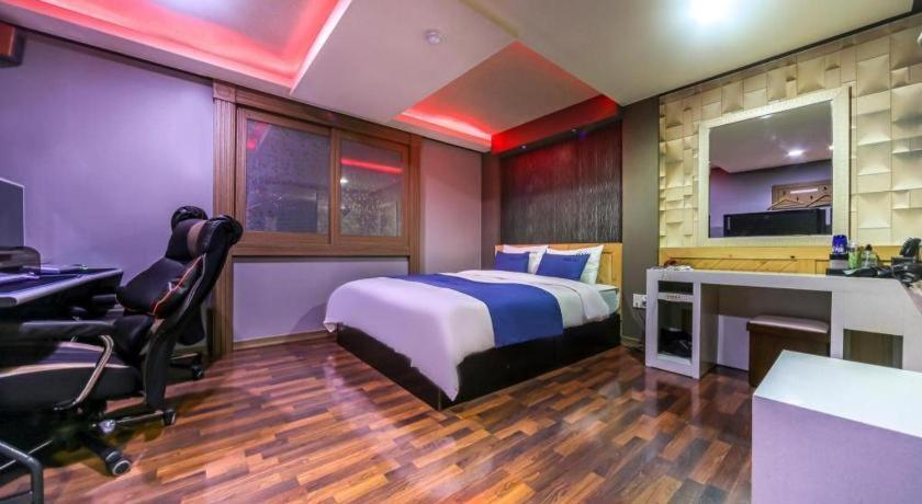 Sky Hotel Changwon Bagian luar foto
