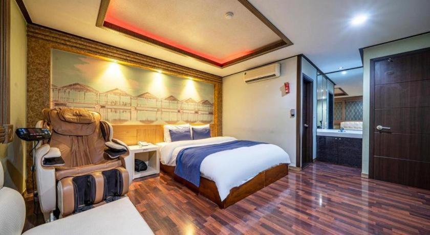 Sky Hotel Changwon Bagian luar foto