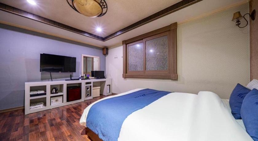 Sky Hotel Changwon Bagian luar foto