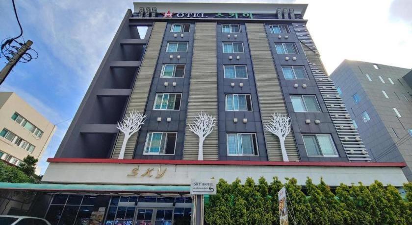 Sky Hotel Changwon Bagian luar foto