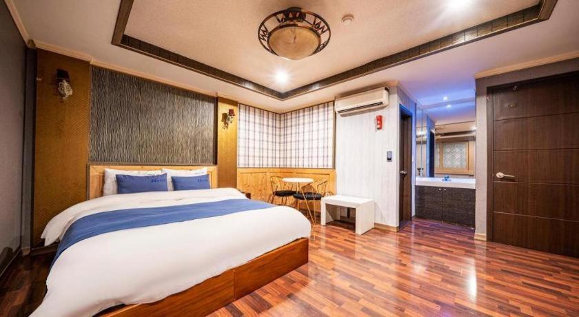 Sky Hotel Changwon Bagian luar foto