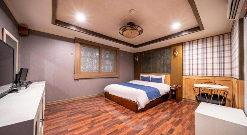 Sky Hotel Changwon Bagian luar foto
