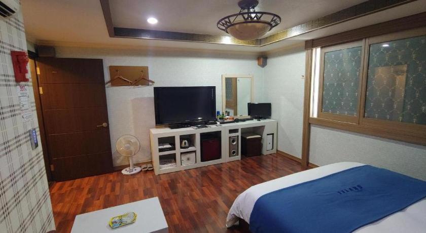 Sky Hotel Changwon Bagian luar foto